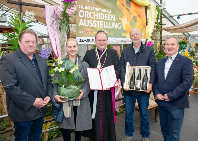 Leiter der Gärtnerei des Stiftes Klosterneuburg Josef Bauer jun., Brigitte Hertwig, Propst Anton Höslinger Can.Reg., Alexander Hertwig und Stadtrat Leopold Hertwig bei der Überreichung der neu gezüchteten Orchidee „Kristina Sprenger“, einen 3er Karton erlesener Weine des stiftlichen Weingutes und einer Urkunde als offizielle Bestätigung als 10.000ste Besucher. | Foto: Walter Hanzmann
