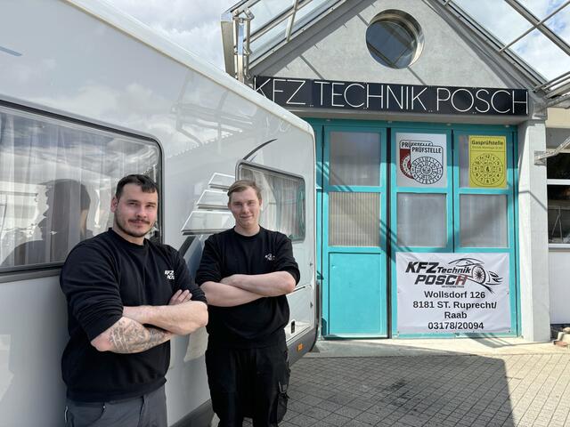 Patrick Posch und Michael Scharler bieten im KFZ-Meisterbetrieb ein breites Dienstleistungsspekrum an. | Foto: MeinBezirk
