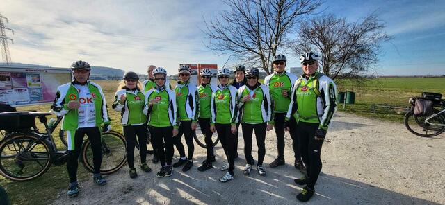 Mit einem kleinen Stamperl stießen die Genussradler Karl Humpelstötter, Maria Kraus, Franz Hierner, Annemarie Reiter, Veronika Karner, Hermine Schönhofer, Maria Sieder, Josef Königsberger, Franz Sieder, Siegfried Gundacker, Walter Kraus auf die schöne erste Radsausfahrt 2025 an. | Foto: ZVG Maria Kraus