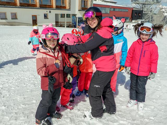 Antonia Valentini überreichte den stolzen Skisportlern die Medaillen. | Foto: Fuzzi Huber