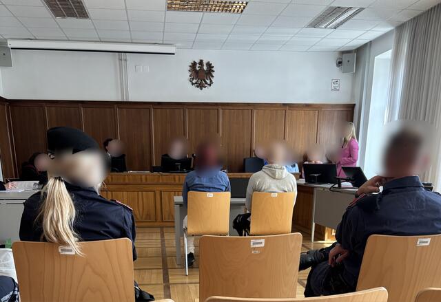 Zwei Erwachsene mussten sich am Mittwoch wegen Raubes und schwerer Körperverletzung verantworten. | Foto: MeinBezirk.at