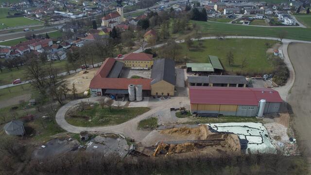 Sieben Feuerwehren, samt speziell geschulter Höhenretter, wurden zur Unfallstelle in Kallham gerufen. | Foto: laumat/Matthias Lauber