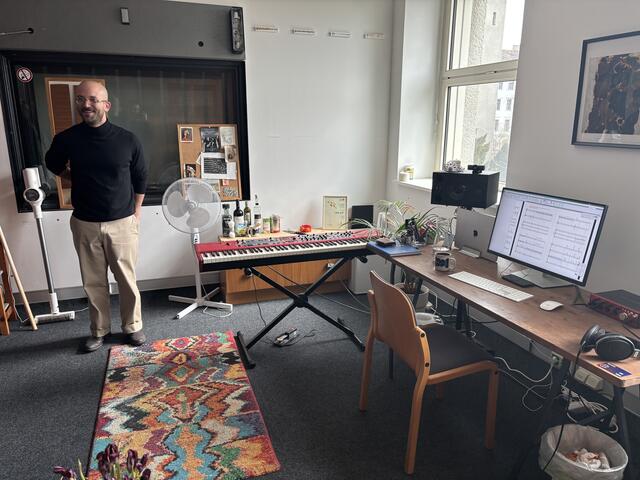 Erste Künstlerinnen und Künstler haben beispielsweise in den alten Tonstudios einen Platz gefunden. | Foto: Johannes Reiterits/MeinBezirk Wien