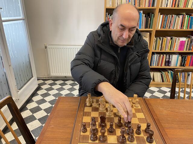 Michael Ehn, der Betreiber des Geschäfts "Schach und Spiele" will Ende des Jahres in Pension gehen. Deswegen sucht er nach einem Nachfolger.  | Foto: Salme Taha Ali Mohamed
