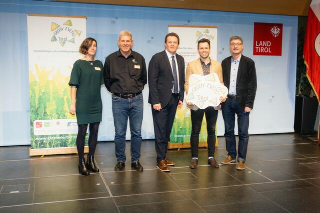 v.l.n.r.: Stephanie Rauscher (Projektleiterin Green Events Tirol), Michael Kneisl (Obmann Umwelt Verein Tirol), Rene Zumtobel (Landesrat), Simon Schneider (Gemeinde Radfeld), Andrä Stigger (Geschäftsführer Klimabündnis Tirol) | Foto: Dino Bossnini