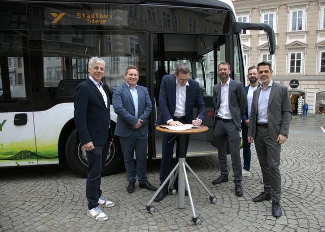 Ab April wird der erste stadteigene Elektrobus im Steyrer Linienverkehr unterwegs sein. Vor kurzem haben die Verantwortlichen der Stadtbetriebe neun weitere Mercedes-Benz-E-Midi-Busse bestellt. Bei der Vertragsunterzeichnung im Bild (v. l.): Jürgen Föhr (Daimler Buses Austria), der Leiter des SBS-Verkehrsbetriebes Georg Stimeder, SBS-Aufsichtsratsvorsitzender Stadtchef Markus Vogl, der Leiter des SBS-Fuhrparks Martin Scheuchl, Mario Wilfahrt (Daimler Buses Austria) und SBS-Geschäftsführer Markus Rechling-Greimel. | Foto: Magistrat Steyr Presse