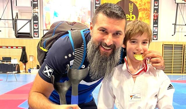 Trainer Devid Smole mit dem neuen Tiroler Meister Valentin Walther. | Foto: TKD Fieberbrunn