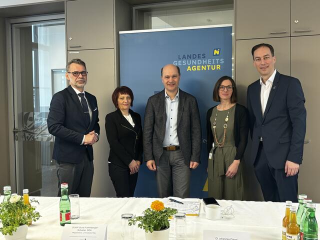 Gerhard Kriener (Ärztlicher Direkor im LK Amstetten), Doris Fahrnberger-Schober (Pflegedirektroin im LK Waidhofen/Ybbs), Hannes Presse (Gemeindebundpräsident), Regina Bauer (Kaufmännische Direktorin, LK und PBZ Mauer), Martin Kaiser (Geschäftsführer Gesundheit Mostviertel GmbH) | Foto: Dietl-Schuller