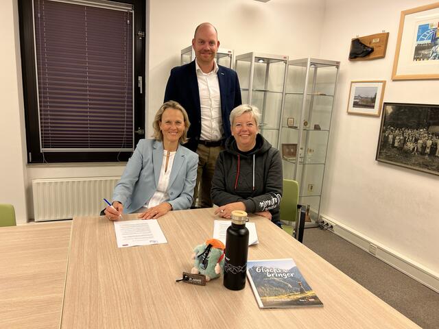 Bei der Vertragsunterzeichnung in Holland. | Foto: 4Daagse