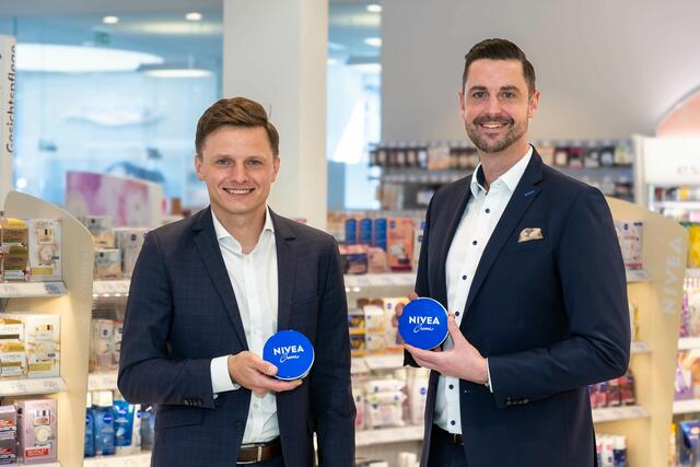 Für jede bei dm gekaufte Nivea Creme spendet das Hautpflegeunternehmen im April einen Euro an die „SOS-Herzkiste“ von SOS-Kinderdorf. Im Bild: Christian Freischlager, Mitglied der Geschäftsleitung von dm Österreich (re.) und Leonid Zaplatnikov, Beiersdorf Head of Sales Austria. | Foto: dm/Neumayr