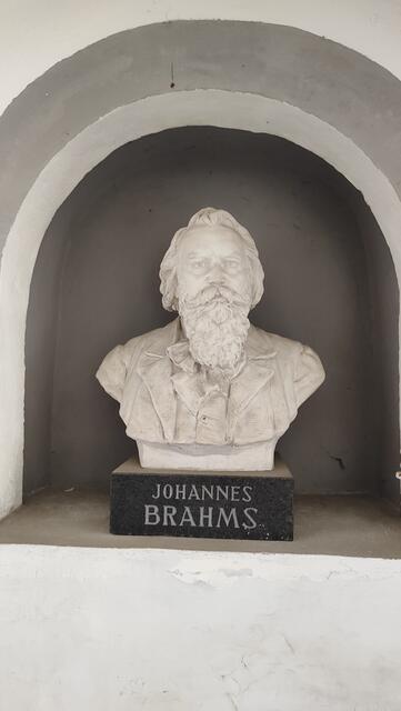 Eine Brahmsbüste im Durchgang... | Foto: I.Wozonig