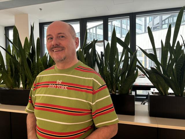 Andreas Graf steht hinter mehreren Vereinen, die über die Tätigkeiten der Erneuerbaren Energiegemeinschaft Wien informieren und findet heraus, an welchem Umspannwerk man selbst mit seinem Wohnort hängt. | Foto: Michael Marbacher/MeinBezirk