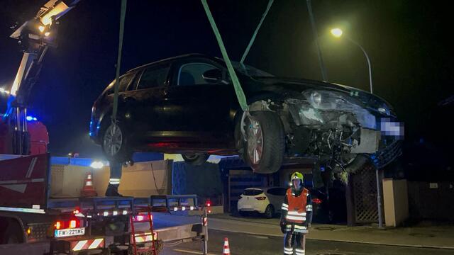 Der Fahrer des verunglückten Fahrzeugs blieb trotz des Unfalls unverletzt. | Foto: Doku NÖ