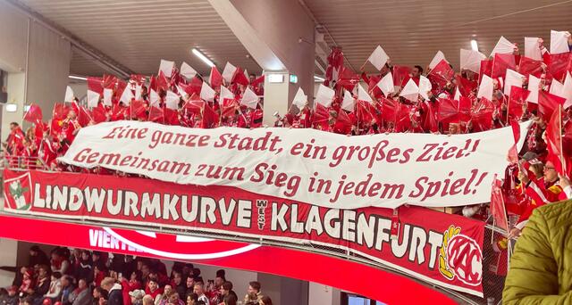 Ganz Klagenfurt steht hinter den Rotjacken, das zeigt auch die Choreo des Fanclubs Stiege 19 in den aktuellen Playoffs. | Foto: facebook.com/stiege19
