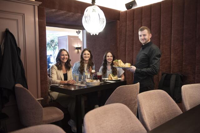 Beim Business-Lunch mit Christina Niederl und Claudia Bauer (v. l.) ging es für Redakteurin Marion Zelzer ins Operncafé. | Foto: Zemasch