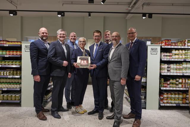 Harald Mießner (BILLA Vorstand Vertrieb), Thomas Steingruber (BILLA Vertriebsdirektor), Peter Binder (3. Landtagspräsident), Ernesta Dusinovic (BILLA Corso Marktmanagerin), Markus Achleitner (Wirtschafts-Landesrat), Werner Eder (Oberstleutnant), Michael Paterno (BILLA Vorstand Consumer) und Günther Humer (Generalmajor) freuen sich über die Eröffnung des ersten BILLA Corso in Linz. | Foto: BILLA / Winfried Flohner
