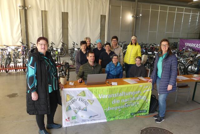 Das Kernteam der Radbörse bestehend aus Radfelder Bäuerinnen, der Familien- und Kinderfreundlichen Gemeinde Radfeld und treuen ehrenamtlichen Helfern | Foto: Alexander Huss, Chronist