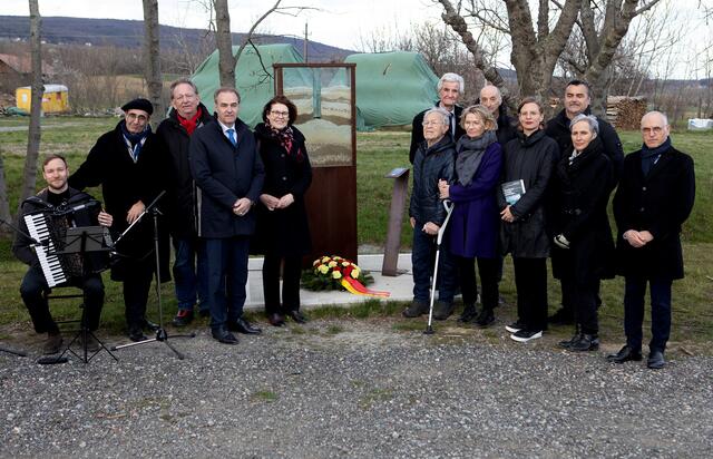 Alle Ehrengäste beim neuen Mahnmal beim „Schlachthaus“ in Rechnitz. | Foto: Landesmedienservice