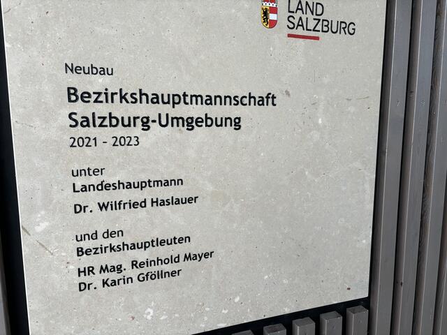 Eine Tafel mit dem Hinweis auf die Bauzeit der Bezirkshauptmannschaft Salzburg-Umgebung. | Foto: Emanuel Hasenauer