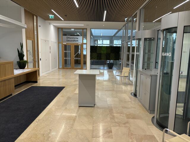 Ein Blick in das Innere der Bezirkshauptmannschaft Salzburg-Umgebung. | Foto: Emanuel Hasenauer