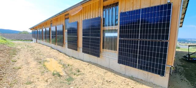 Die PV-Anlage an einem Wirtschaftsgebäude in Götzles nutzt verschiedene Flächen zur Stromerzeugung. | Foto: W.E.B Windenergie AG