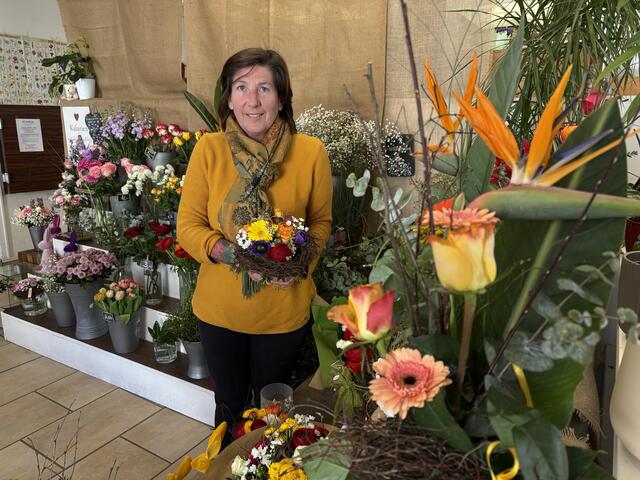 So kennt man Claudia Pichler: Dreh- und Angelpunkt in ihrem eigenen Blumenshop – und das seit 30 Jahren. | Foto: Hackl