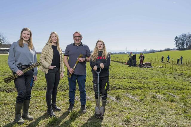 Das gesamte Projekt wird in vorwissenschaftlichen Diplomarbeiten von zwei HBLA-Schülerinnen dokumentiert. Von links: Eva Stangl (Schülerin), Victoria Seidl, Konrad Steiner und Kathrin Rieder (Schülerin). | Foto: Neumayr/Leopold