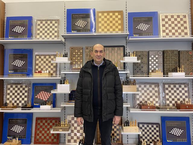 Das Geschäft Schach und Spiele hat alles, was man zum Schachspielen braucht. Man kann sich hier aber auch zu dem historischen Spiel weiterbilden. | Foto: Salme Taha Ali Mohamed