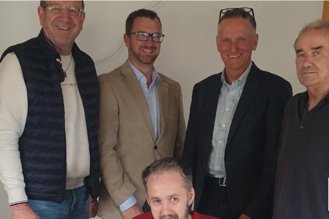 Andreas Lerch mit den Vertretern von Kiwanis und Rotary bei der Scheckübergabe | Foto: Binder