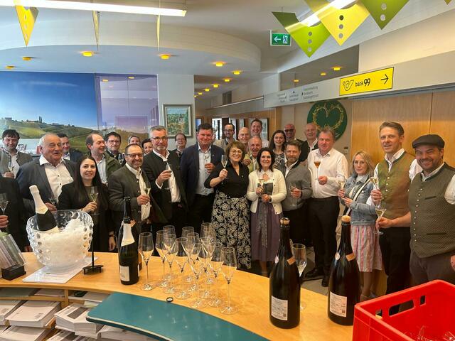 Bürgermeister Friedrich Partl (4. v.r.) freut sich mit seinem Team über das eindeutige Ergebnis. | Foto: Marktgemeinde Gamlitz