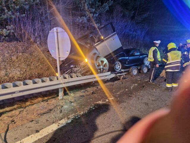 Zwei Autos nach Unfall beschädigt. | Foto: Feuerwehr St. Jakob im Rosental