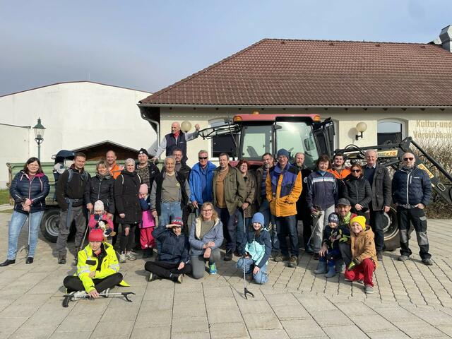Viele fleißige Flurreiniger in Winden am See.  | Foto: Gemeinde Winden am See
