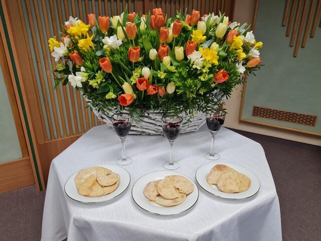 Die Symbole Rotwein und ungesäuertes Brot werden in aller Stille gereicht. 

Foto FMZ