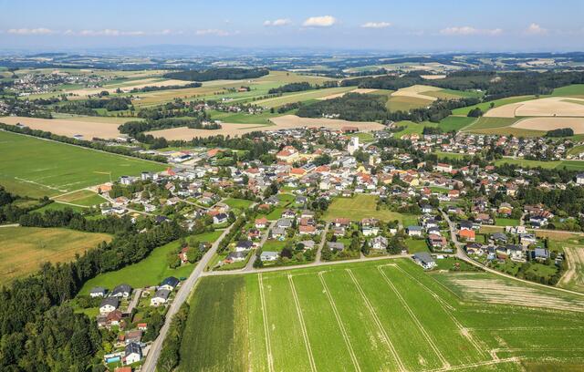 Die Gemeinde Aurolzmünster ist 16 Quadratkilometer groß und zählt rund 3.500 Einwohner – Tendenz steigend.  | Foto: Christian Seidl