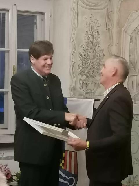 Bürgermeister Streicher (r.) dankt seinem Vorgänger Franz Angerer. | Foto: Stadtgemeinde Schärding