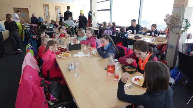 Mit Schnitzel und Pommes wurde die diesjährige Skikurs-Saison abgeschlossen. | Foto: Fuzzi Huber