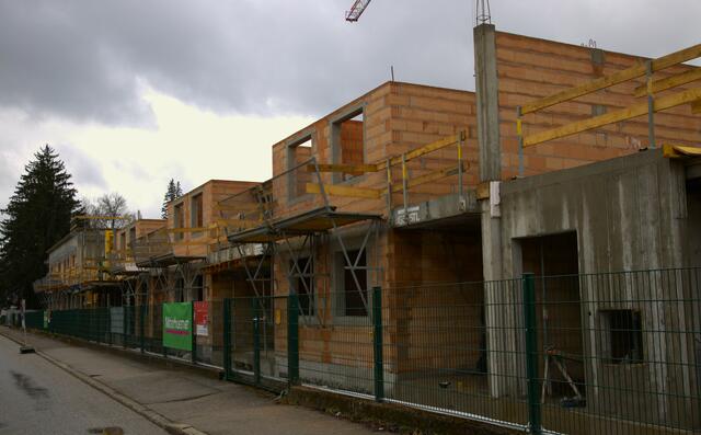 Die Bauarbeiten für das zukunftsweisende Wohnprojekt Unsereins im Stadtteil Tabor laufen auf Hochtouren. Im hier abgebildeten Bereich an der Hanuschstraße entstehen 33 altersgerechte Einheiten für Vitales Wohnen. Ab 1. April kann man sich bei der GWG der Stadt Steyr dafür anmelden. | Foto: Magistrat Steyr | Presse