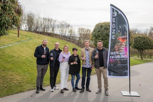 Weinfrühling in Andau: vlnr. Philipp Pelzer (Bürgermeister Andau), Michael Schwarz (Weingut Schwarz), Sophie I. Smoley (Weingut Wilhelm Thell), Hannes Reeh (Weingut Hannes Reeh), Erich Scheiblhofer (Weingut Scheiblhofer), Thomas Gratzer (Weingut Zantho), Jacqueline Klein (Weingut Jacqueline Klein) und Herbert Oschep (Obmann Wein Burgenland/Weintourismus Burgenland) | Foto: © Andau.com