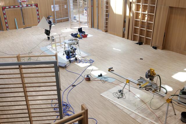 Die Sanierung der nässegeschädigten Turnsäle läuft auf Hochtouren. | Foto: Santrucek