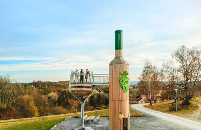 Das Foto der begehbaren Weinflasche in Bad Loipersdorf war das meistgeklickte Sujet aller Wanderdörfer-Kampagnen.  | Foto: Thermen- &amp; Vulkanland/Michael Königshofer