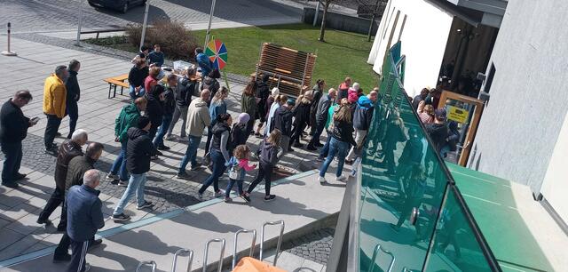 Eine halbe Stunde vor dem Verkaufsstart füllt sich bereits die Warteschlange......