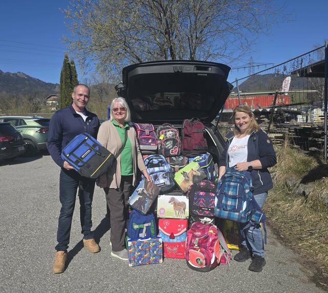 Von links: Markus Heis vom Verein MUT, Monika Laimer (Fundgrube Strobl) und Barbara Mayerhofer, Leiterin EKIZ Strobl. | Foto: Verein MUT