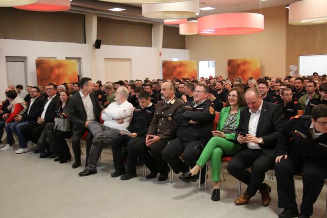Bezirksfeuerwehrkommandant Gerald Klemenschitz und seine Stellvertreter Günter Prünner und Harald Heintz konnten zahlreiche Gäste begrüßen. | Foto: Bezirksfeuerwehrkommando