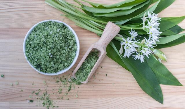 Bärlauch eignet sich hervorragend für verschiedene Gerichte wie Salate, Pestos oder als würzige Beigabe zu anderen Speisen. | Foto: Symbolbild: pixabay.com