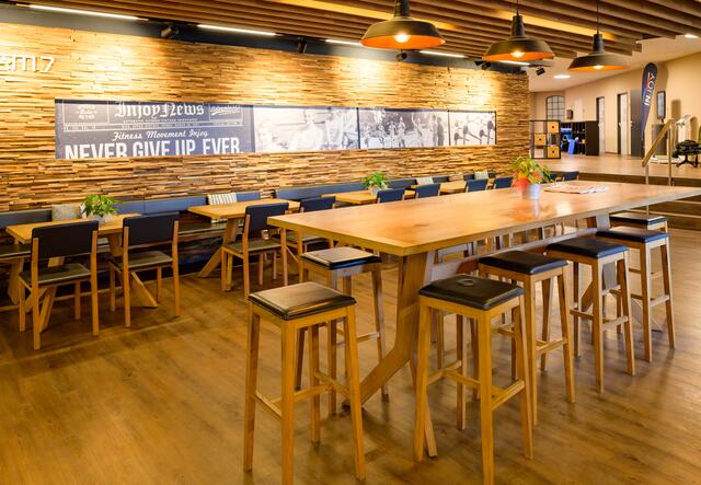 Das Injoy-Studio punktet mit einer lockeren Atmosphäre und der idealen Ausstattung – vom Krafttraining bis zum Beisammensein danach. | Foto: Injoy