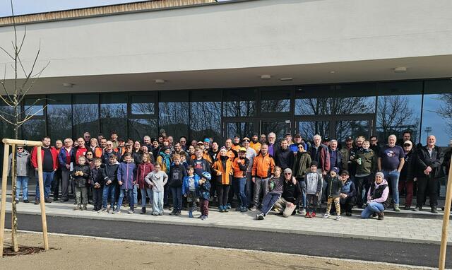 Viele Helferinnen und Helfer bei der Flurreinigung in der Gemeinde Parndorf. | Foto: Gemeinde Parndorf