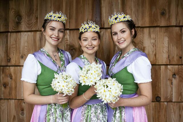 Am 29. Mai übergeben die amtierenden Narzissenhoheiten Theresa Kaiser, Claudia Walkner und Leonie Krasnitzer das Zepter an ihre Nachfolgerinnen. | Foto: Stefanie Sima/Narzissenfestverein