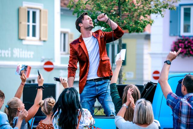 Der Interpret und Produzent nervtötender Partyschlager verspricht den Pöllauern eine sprudelnde Geldquelle. | Foto: ORF_Satel Film_Stefan Haring