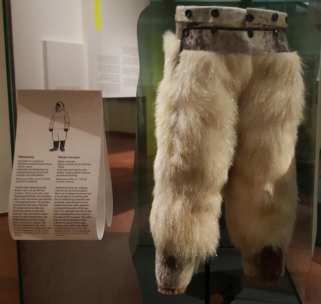 Eisbärfellhose