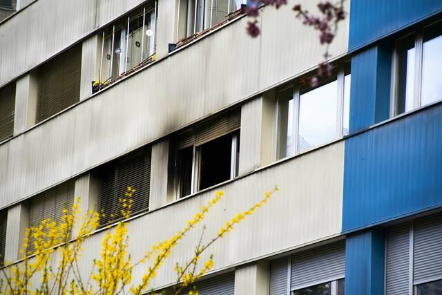 Einsatz für die Berufsfeuerwehr und die FF Neu-Arzl bei einem Wohnungsbrand in der Schützenstraße. | Foto: zeitungsfoto.at
